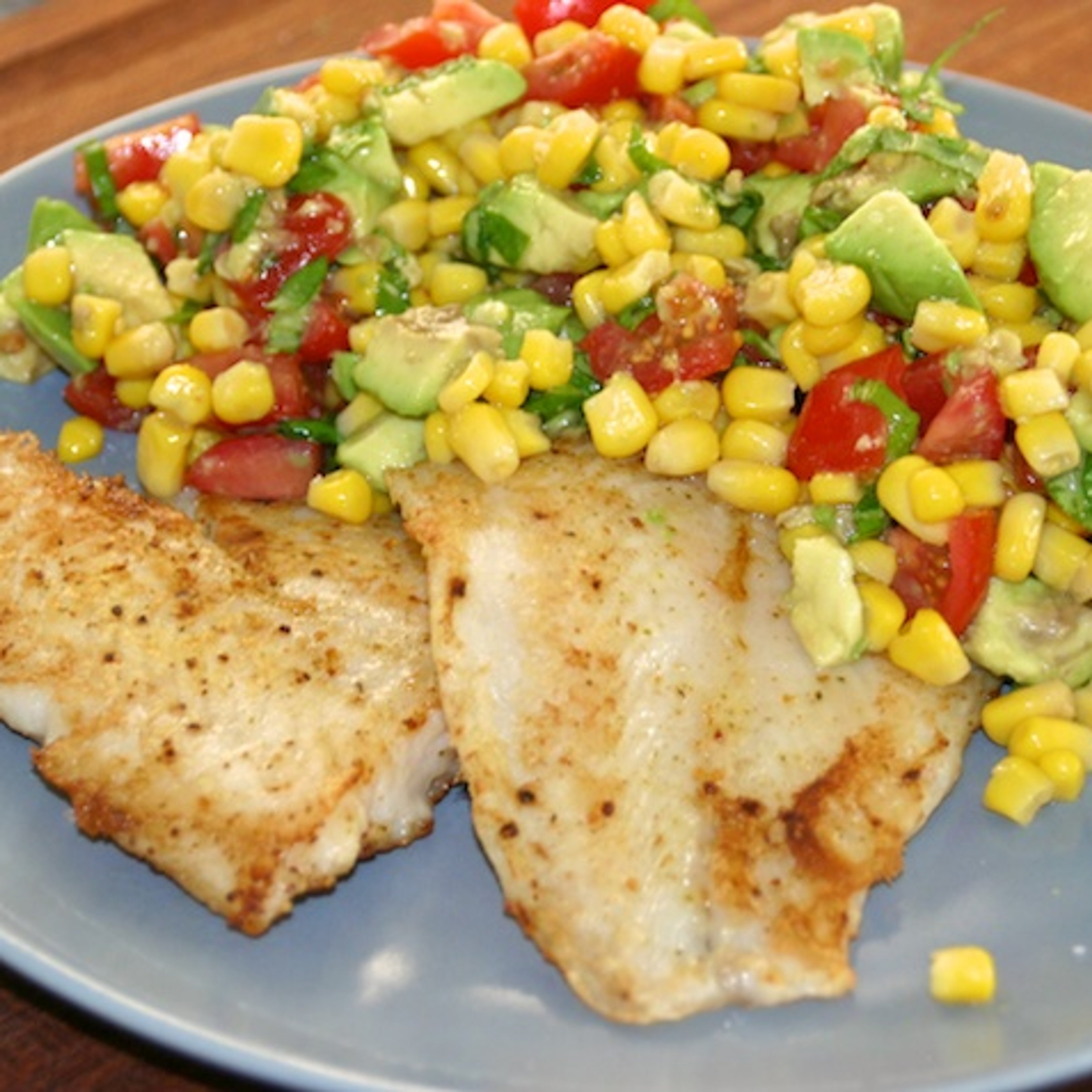 Pangasius med salat af avocado, tomat, majs og basilikum