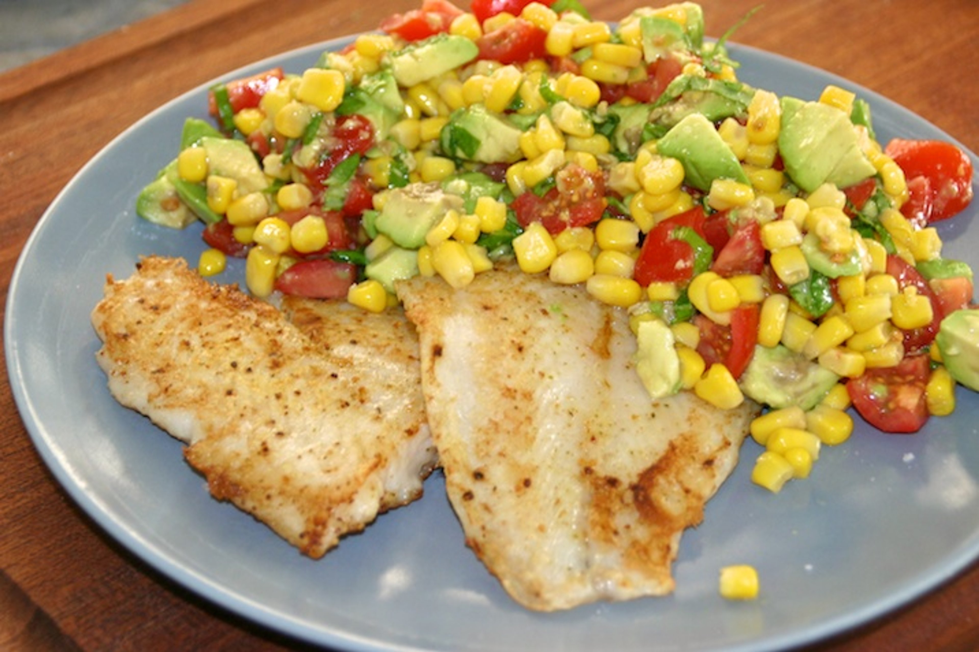 Pangasius med salat af avocado, tomat, majs og basilikum