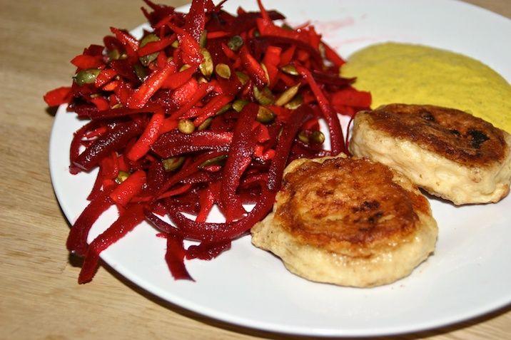 Fiskefrikadeller med laks, hjemmerørt remoulade og rødbederåkost