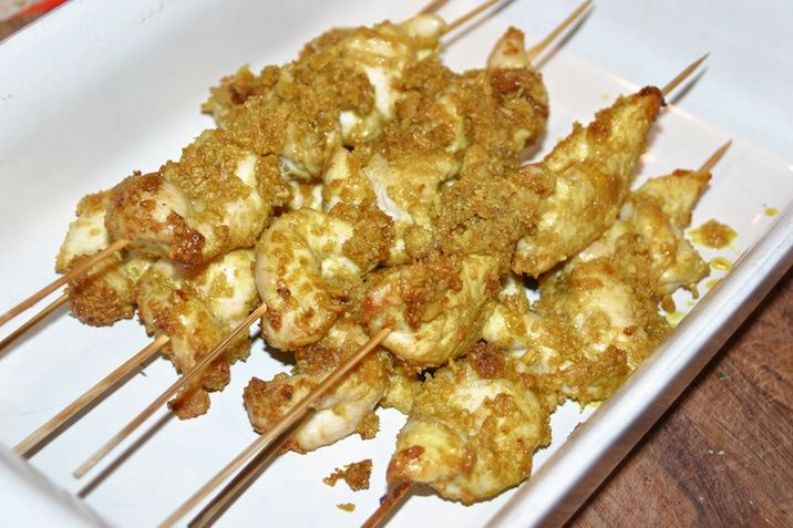 Kyllingespyd med kokos og karry samt kålsalat med avocado og mango