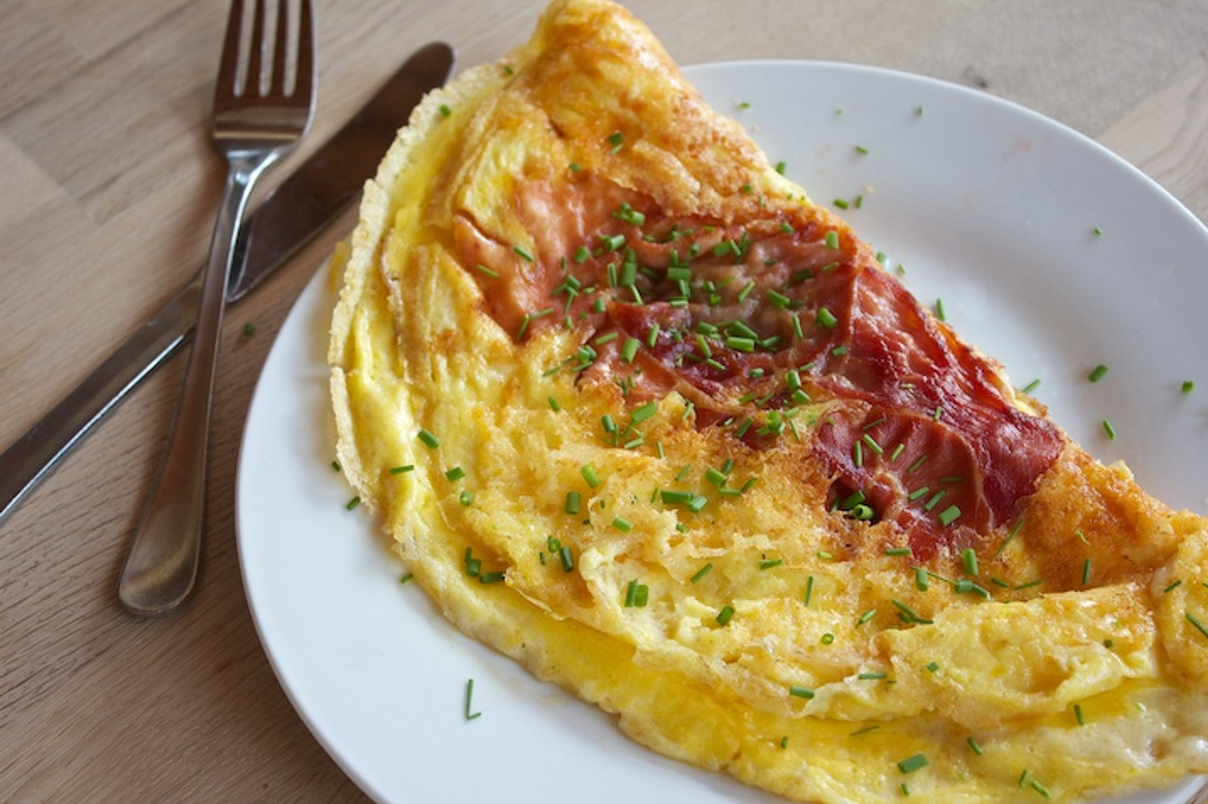 Sprød ostepaneret omelet