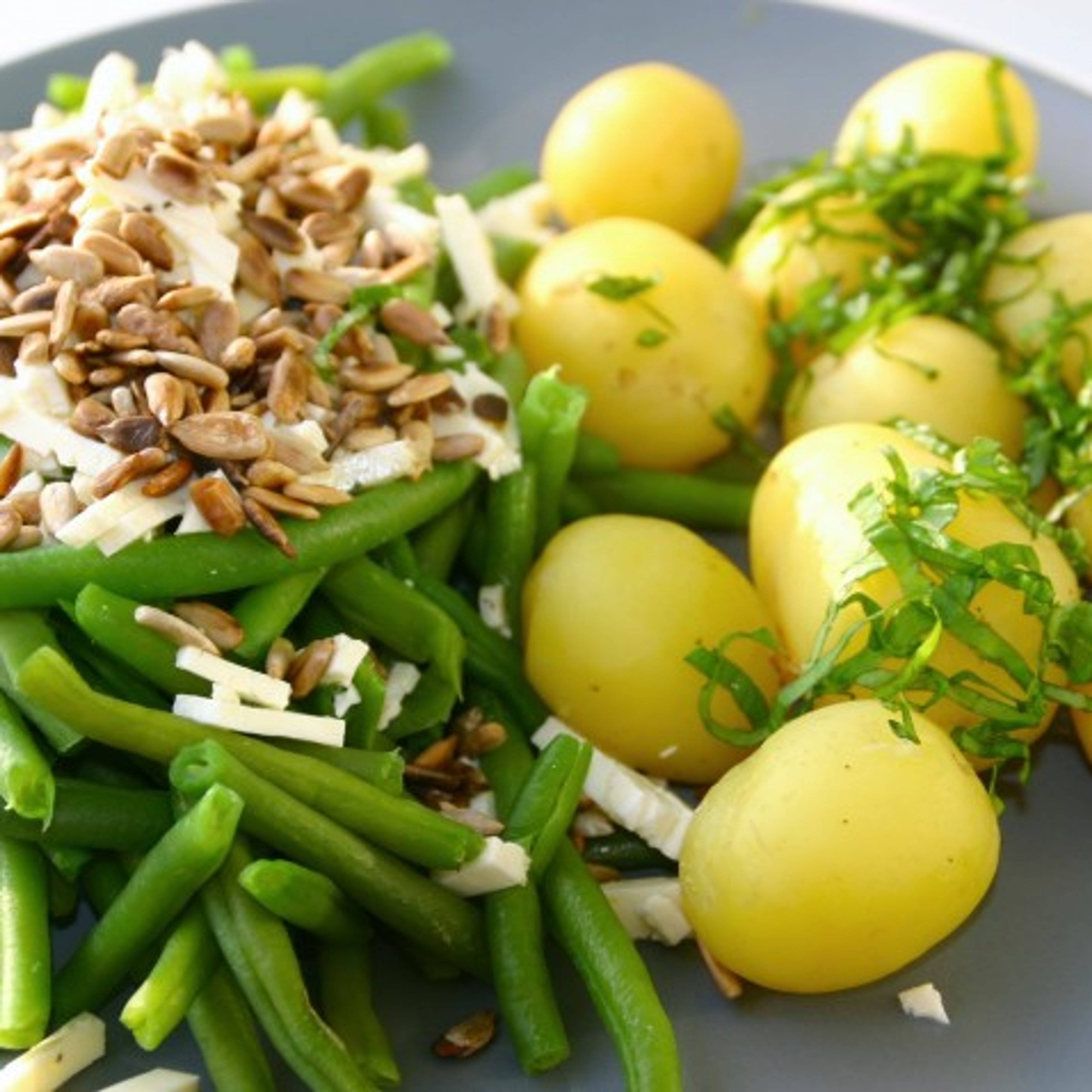 Grønne bønner med feta og solsikkekerner og nye kartofler