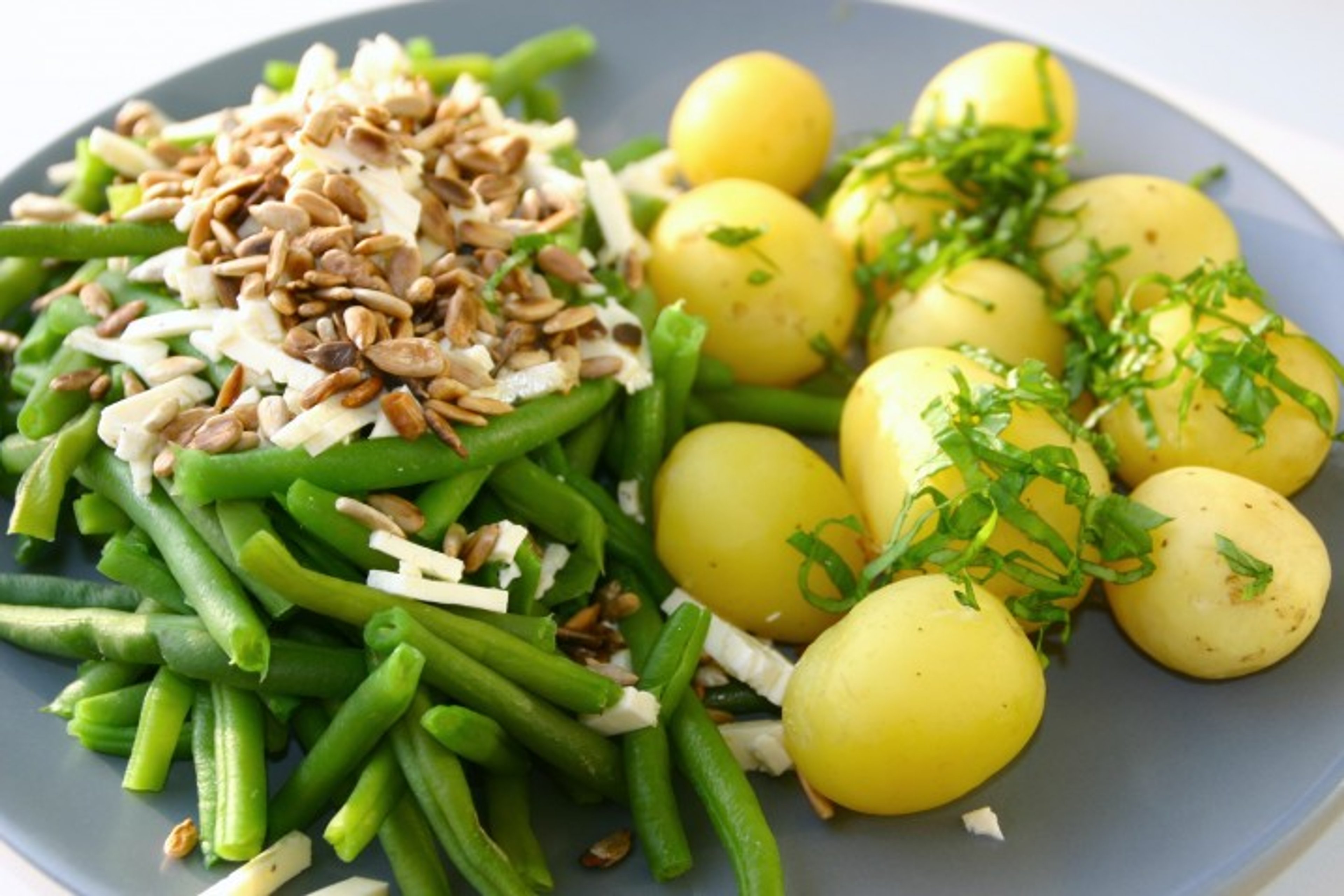 Grønne bønner med feta og solsikkekerner og nye kartofler