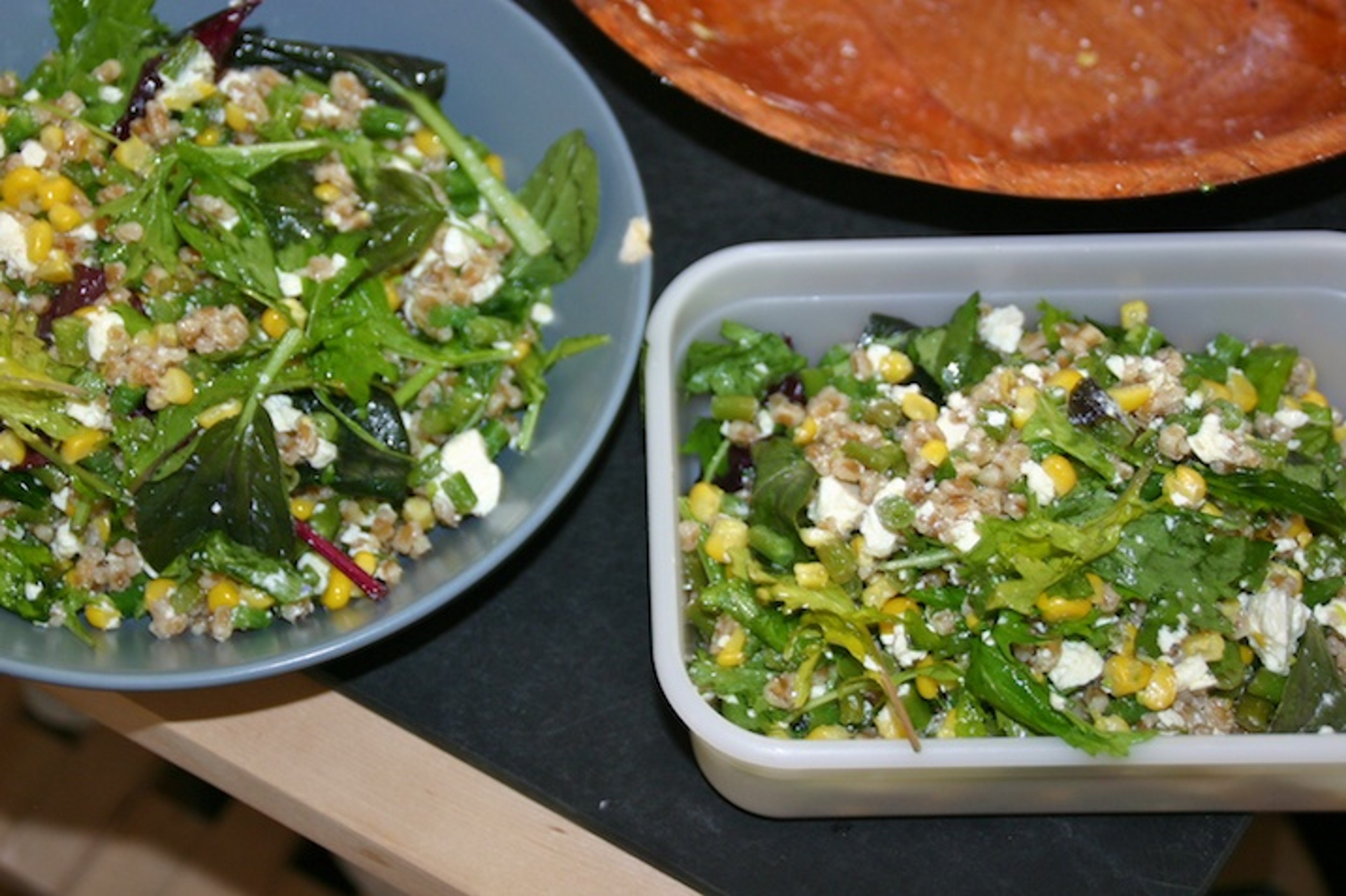 Speltsalat med grønne bønner, friske majs og feta