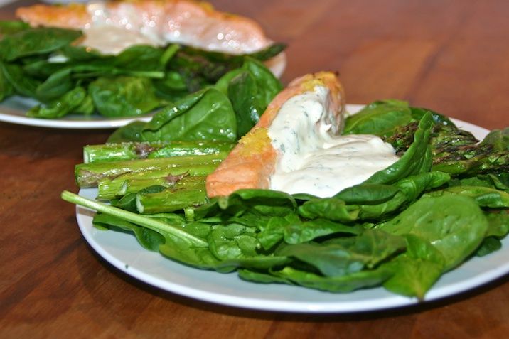 Laks med asparges, spinat og citroncreme