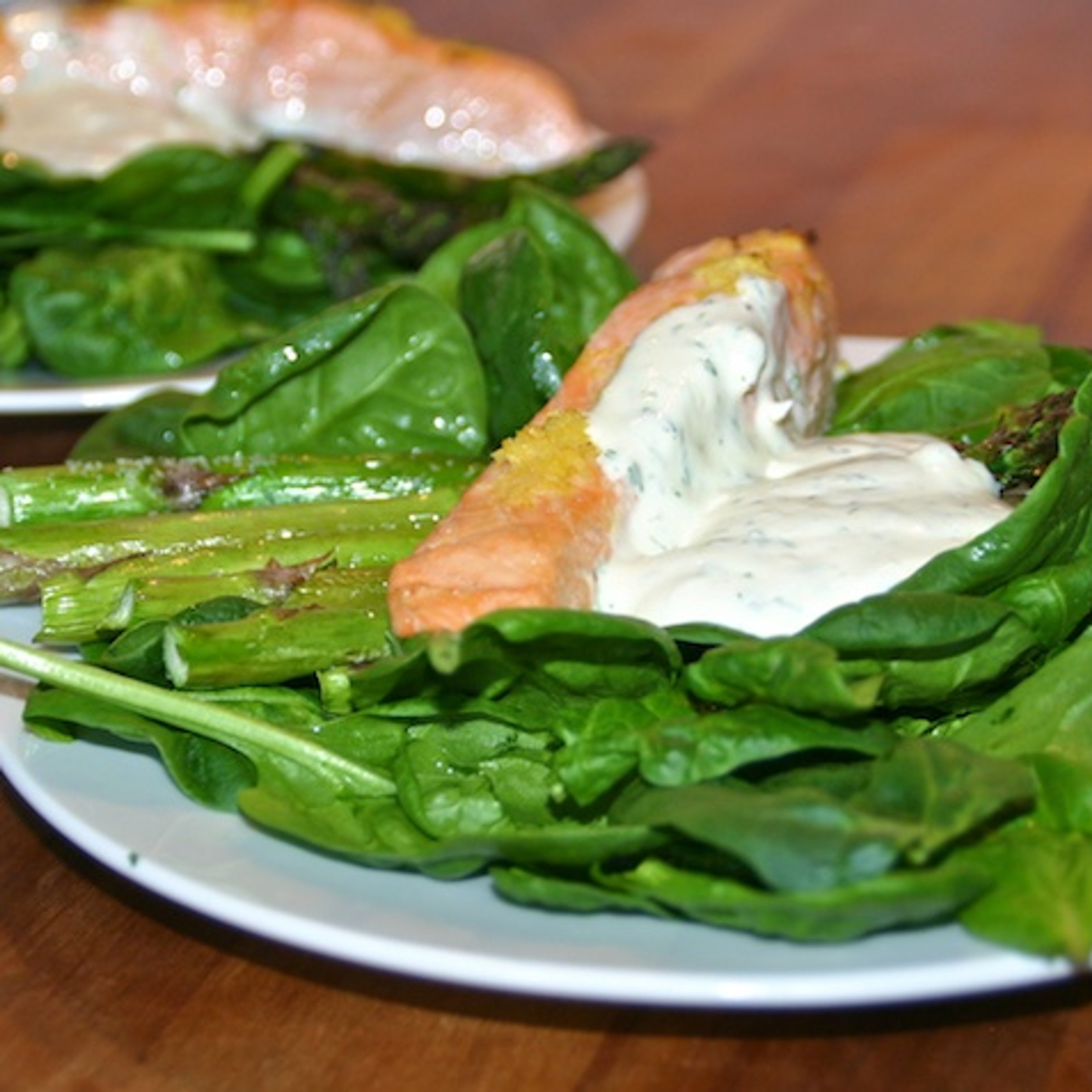 Laks med asparges, spinat og citroncreme