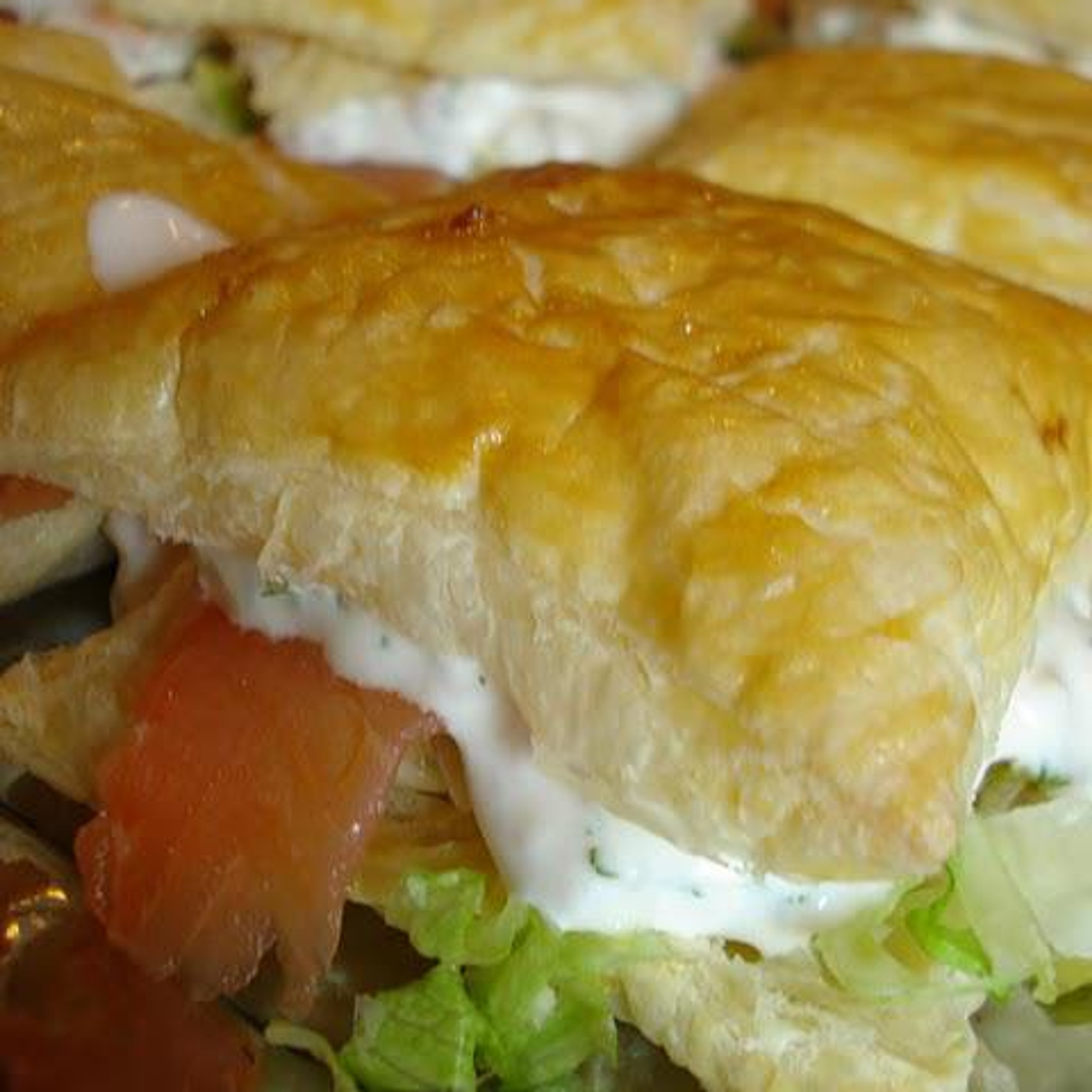 Butterdejspakker med iceberg, røget laks og rejesalat