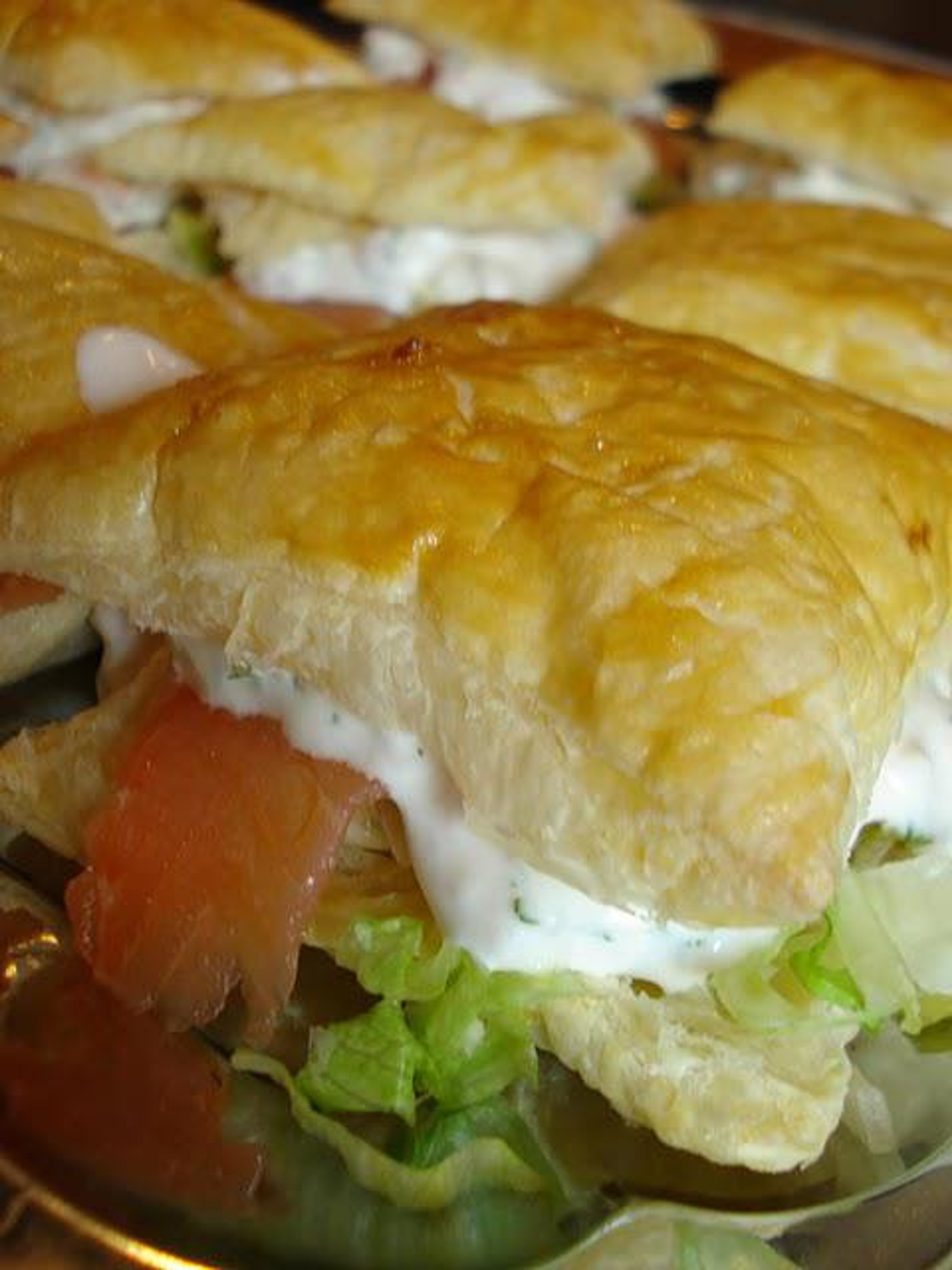 Butterdejspakker med iceberg, røget laks og rejesalat