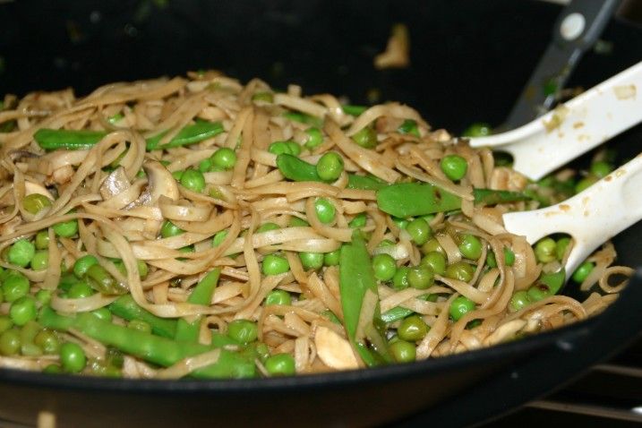 Pangasius med nudler og ærter