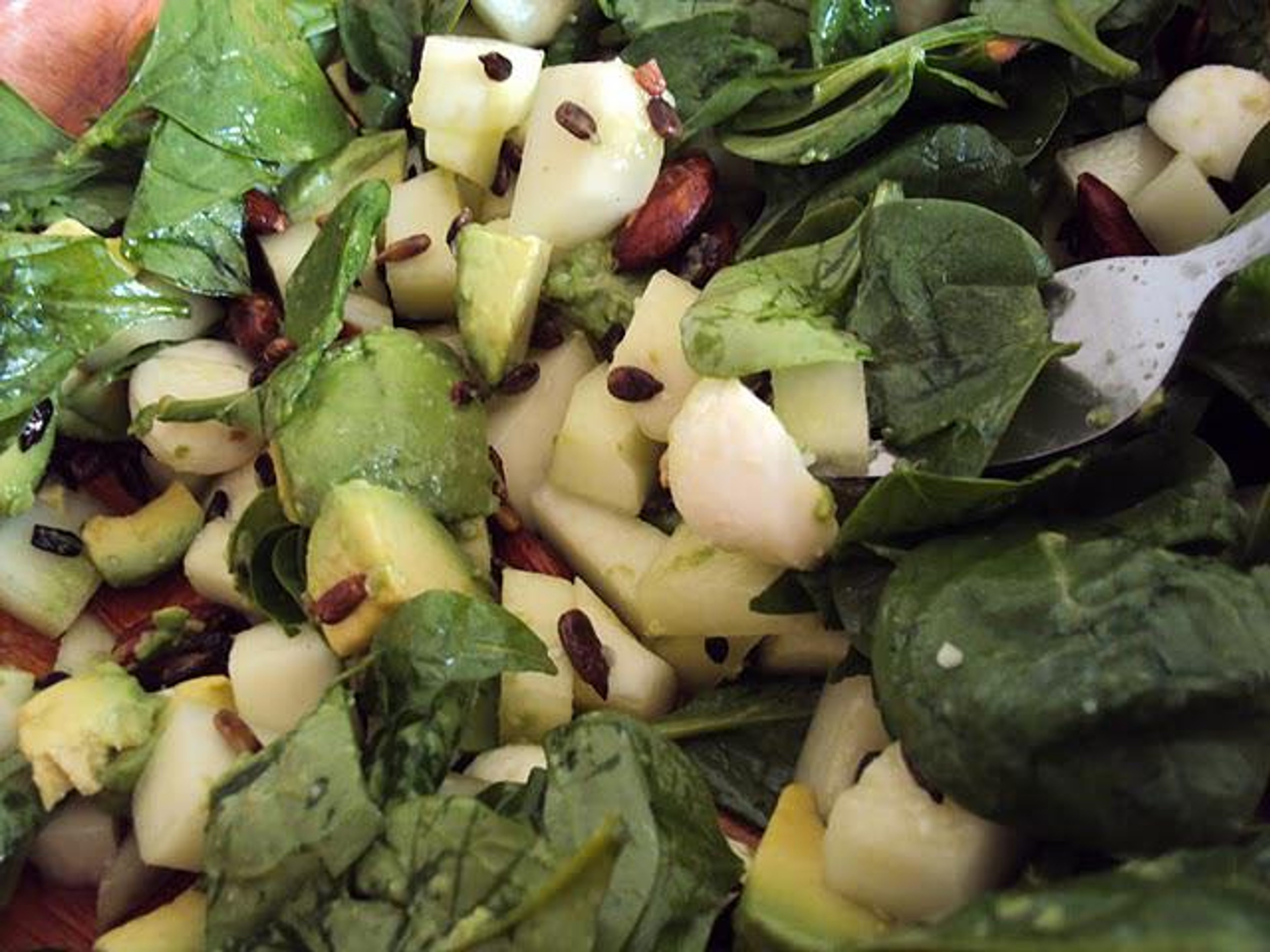 Spinatsalat med melon, avocado, mozzarella og sprødt drys