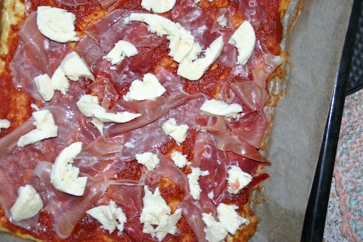 Pizza med serranoskinke og mozzarella (LCHF)