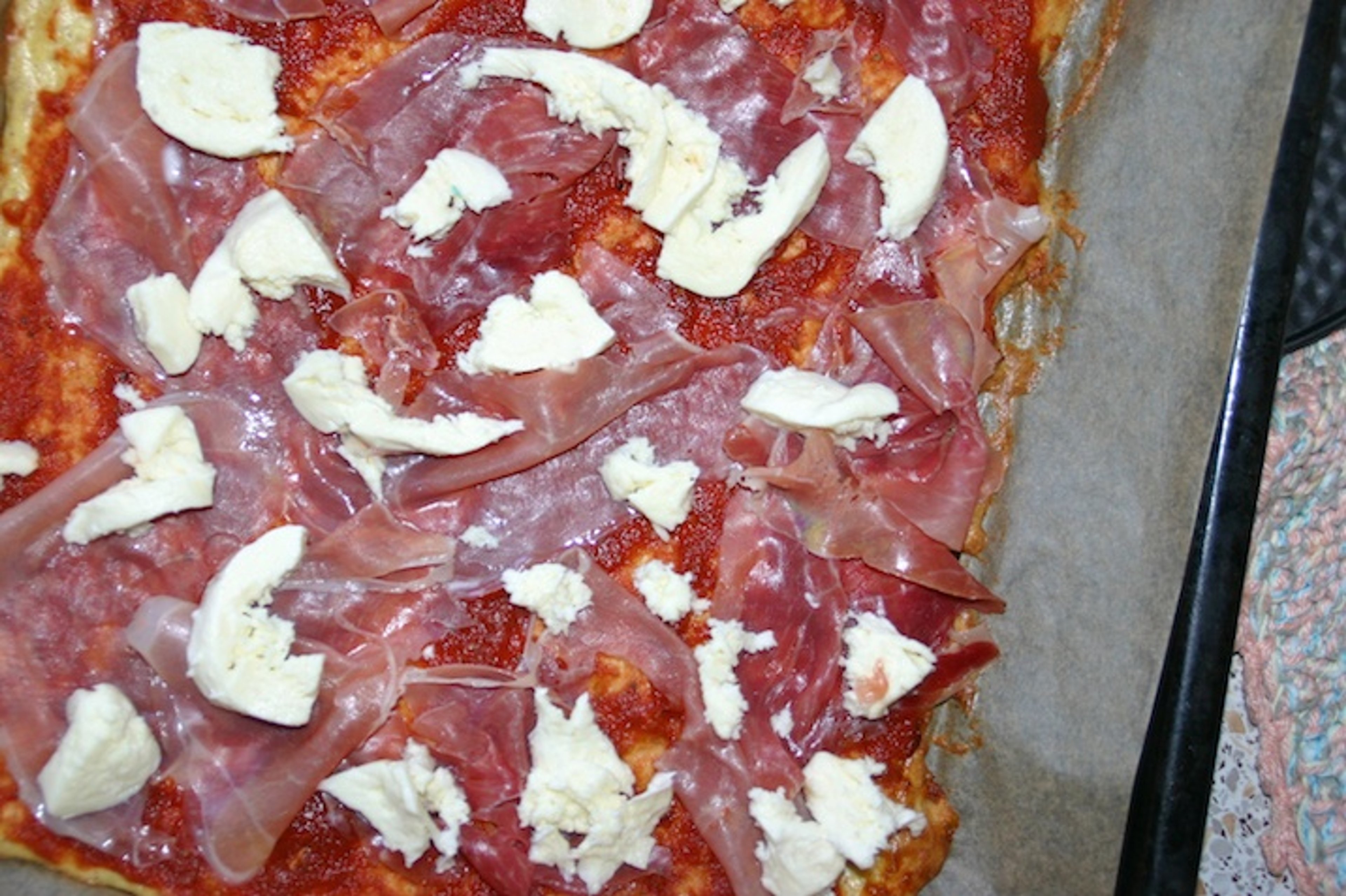 Pizza med serranoskinke og mozzarella (LCHF)