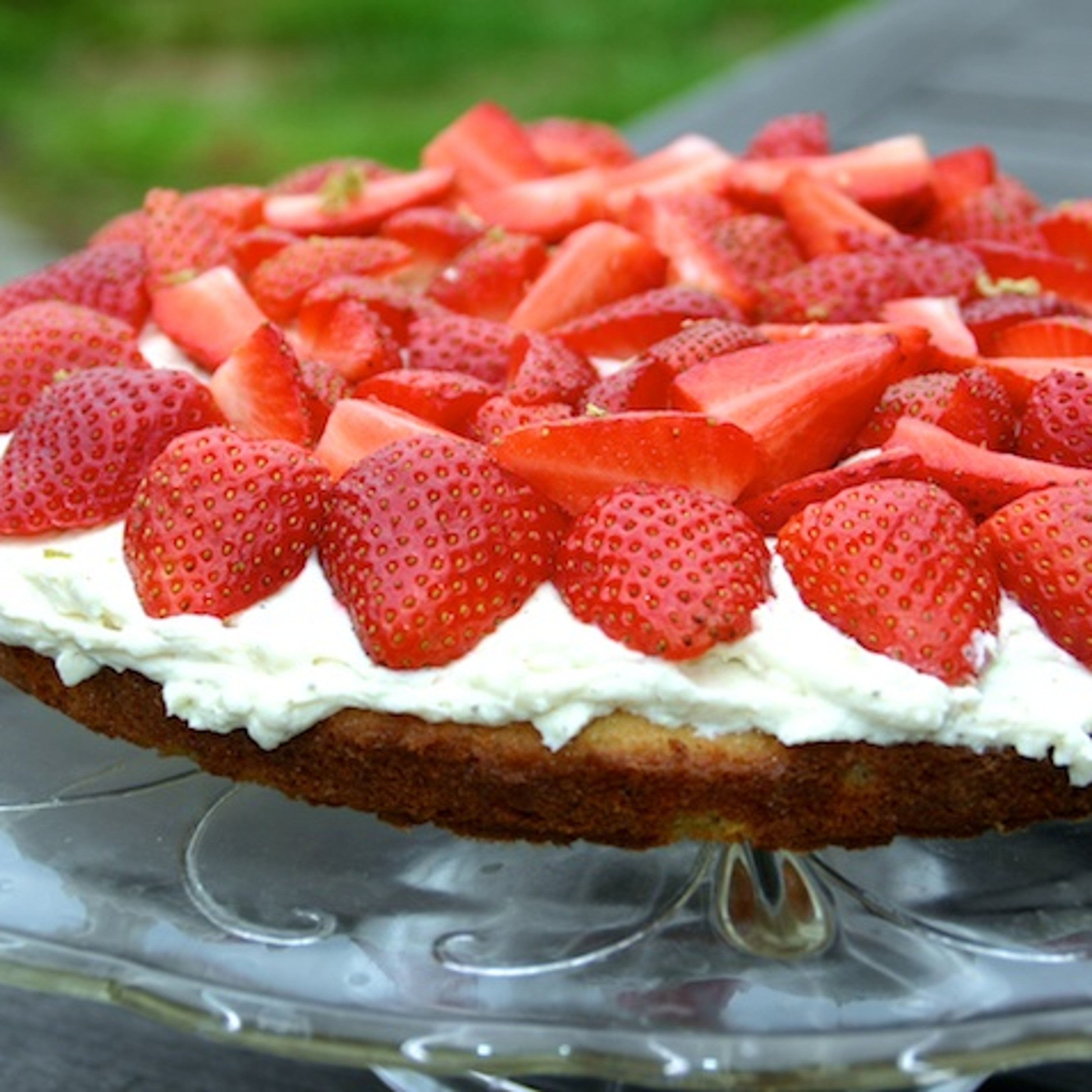 Jordbærkage med mandelbund og lime- og mascarponecreme