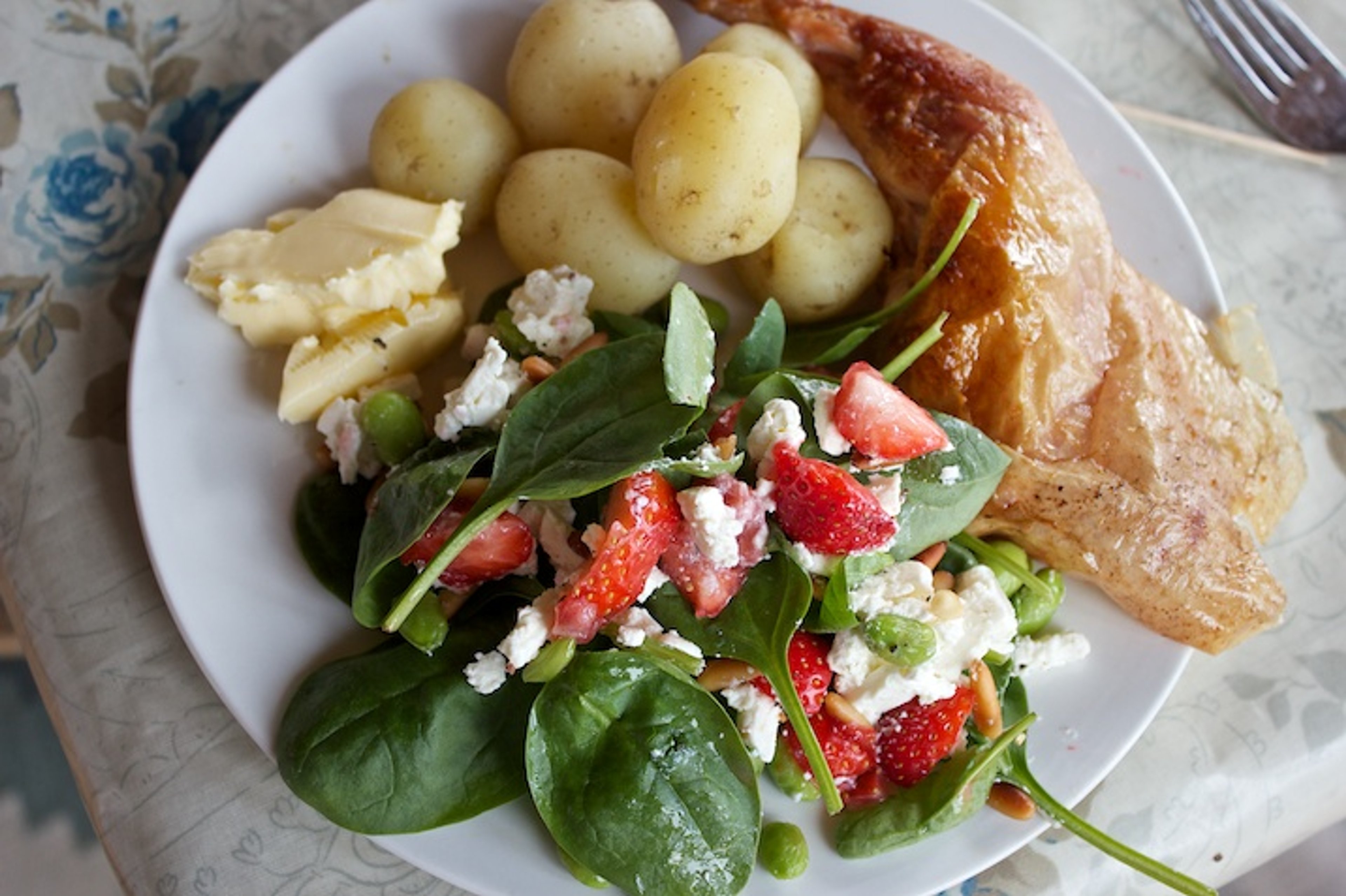 Ciderkylling, jordbærsalat med spinat og feta, samt nye kartofler og hvidløgssmør
