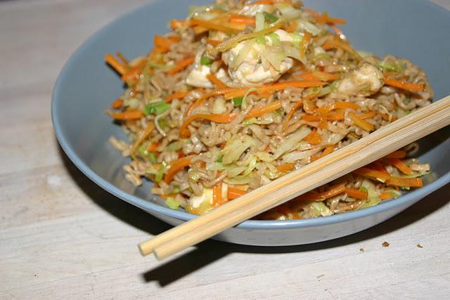 Stegte nudler med kylling, gulerod og spidskål