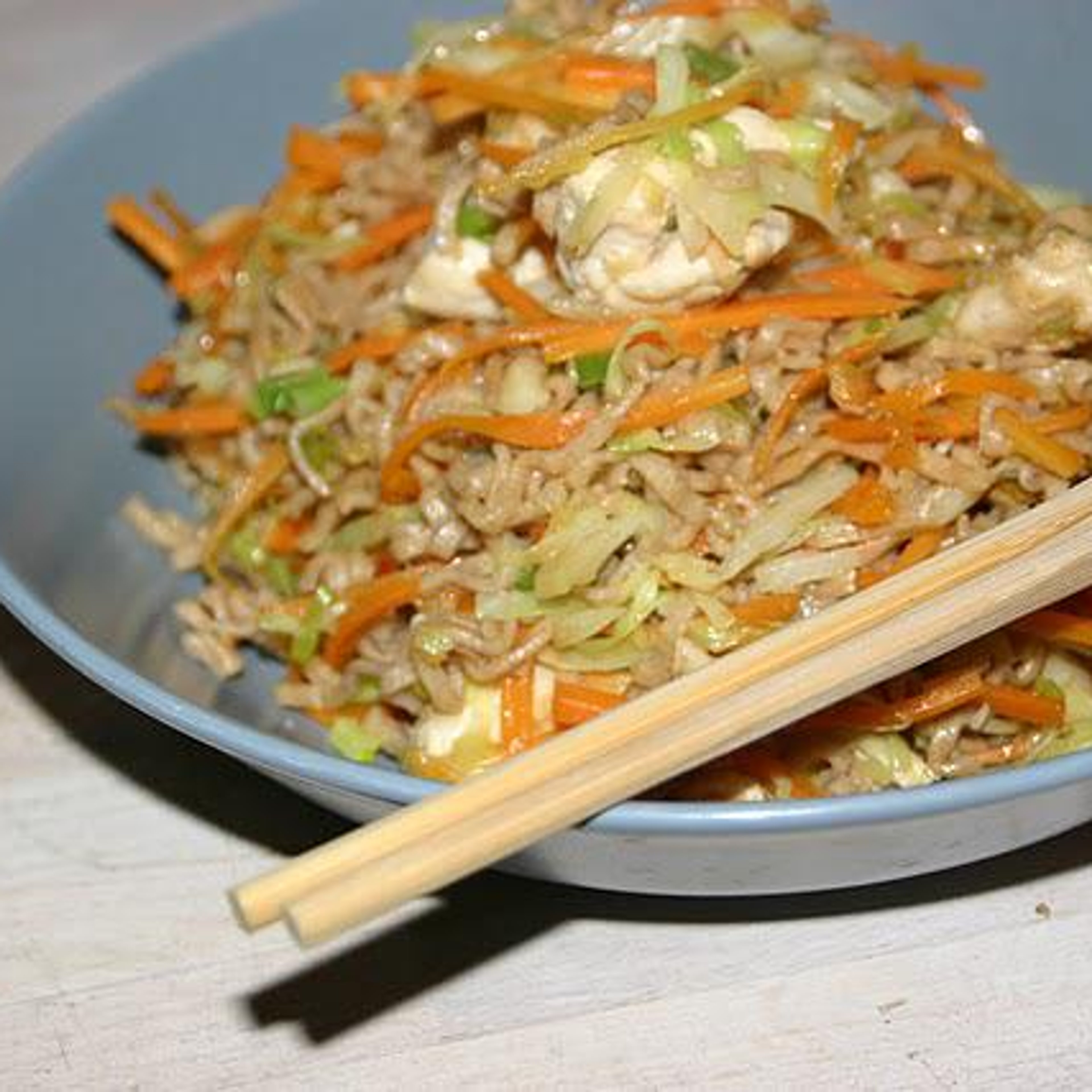 Stegte nudler med kylling, gulerod og spidskål