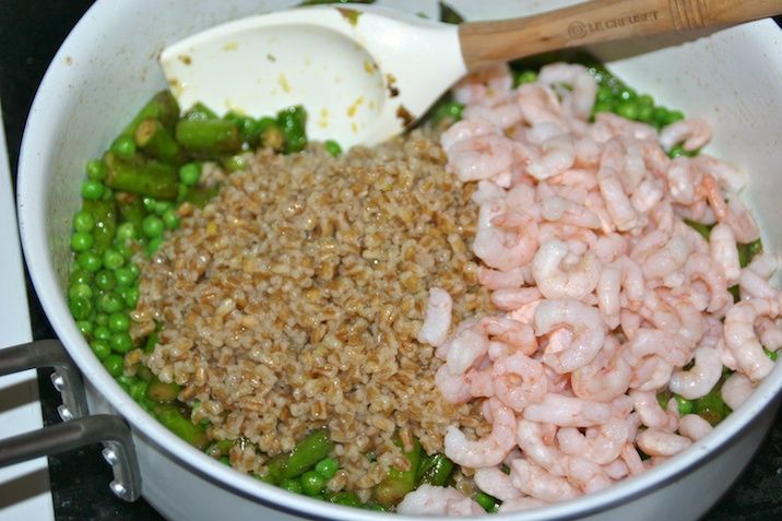 Speltkerner med grønne asparges, ærter, rejer og citron