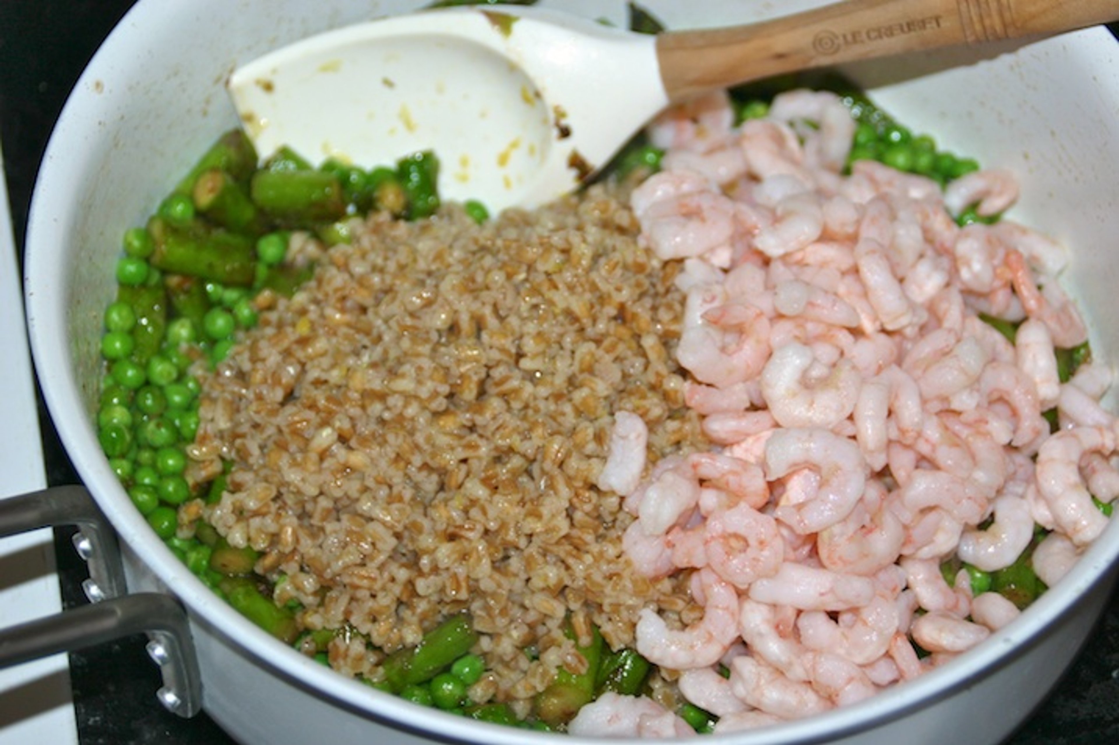 Speltkerner med grønne asparges, ærter, rejer og citron