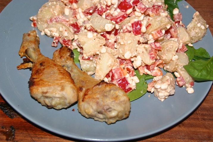 Saltede kyllingelår og kartoffelsalat med hytteost og peberfrugt