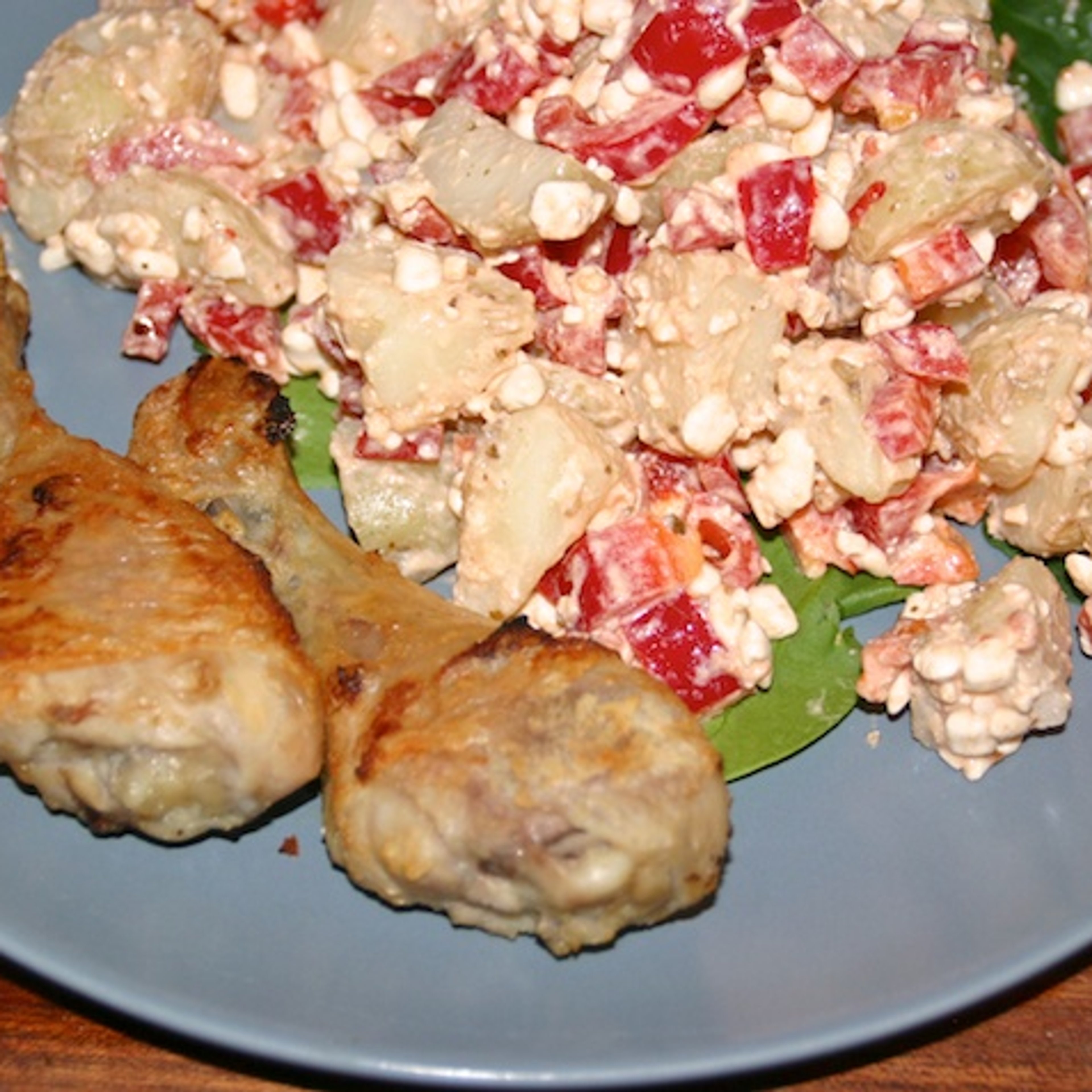 Saltede kyllingelår og kartoffelsalat med hytteost og peberfrugt