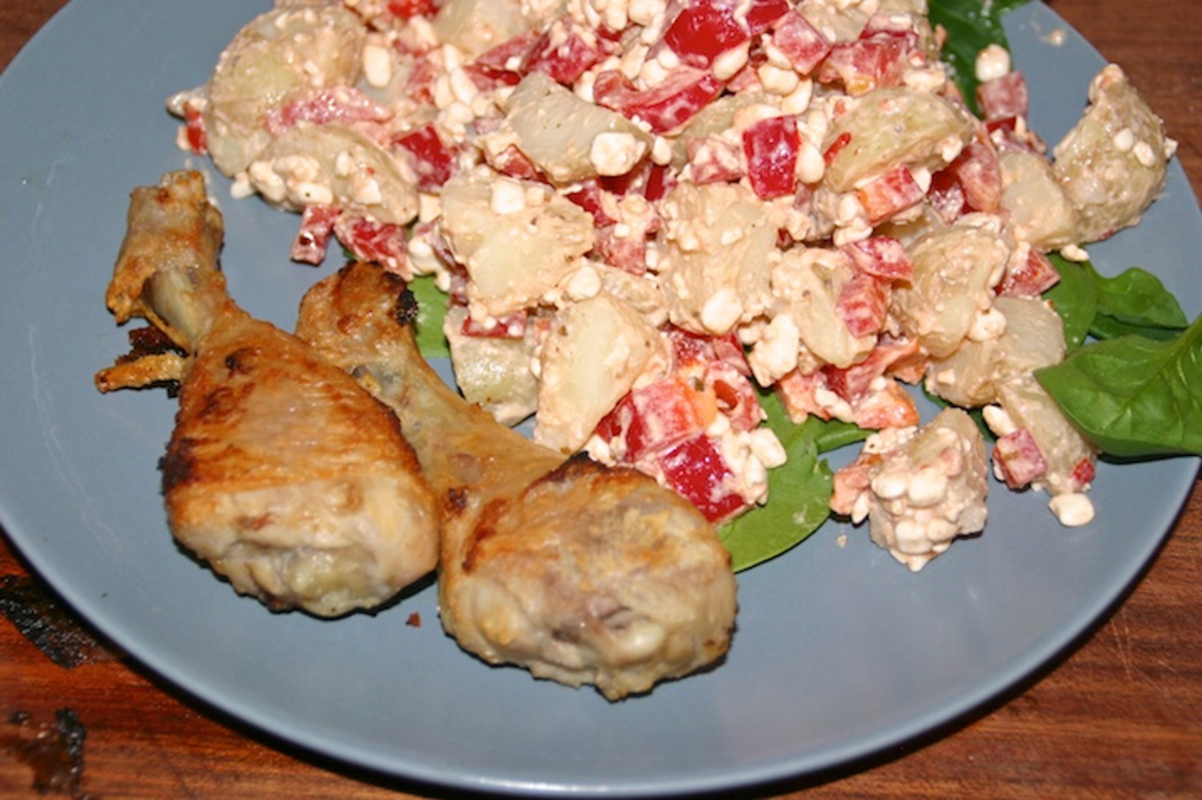 Saltede kyllingelår og kartoffelsalat med hytteost og peberfrugt