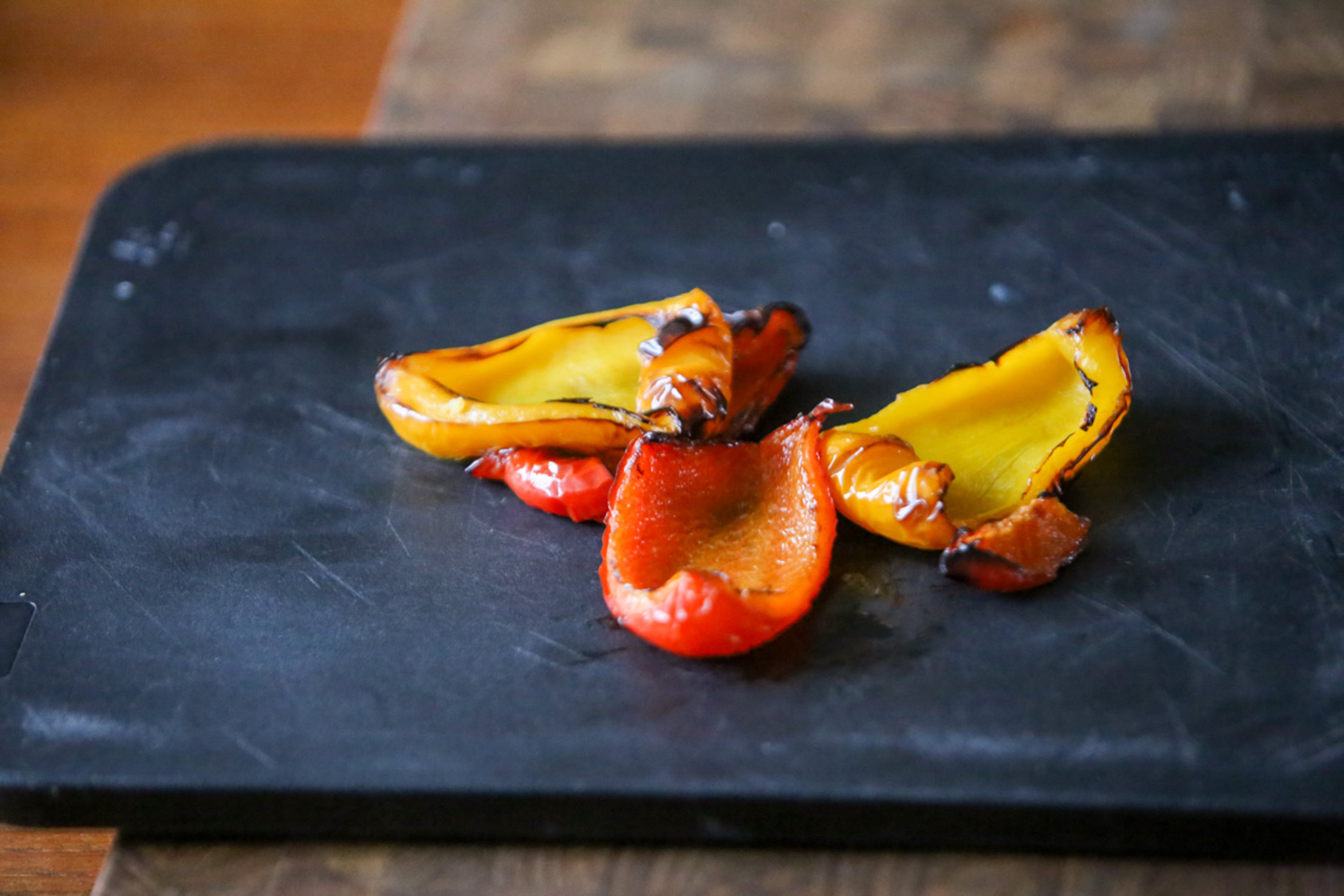 Græsk kyllingeburger med feta, grillet peberfrugt og tzatziki