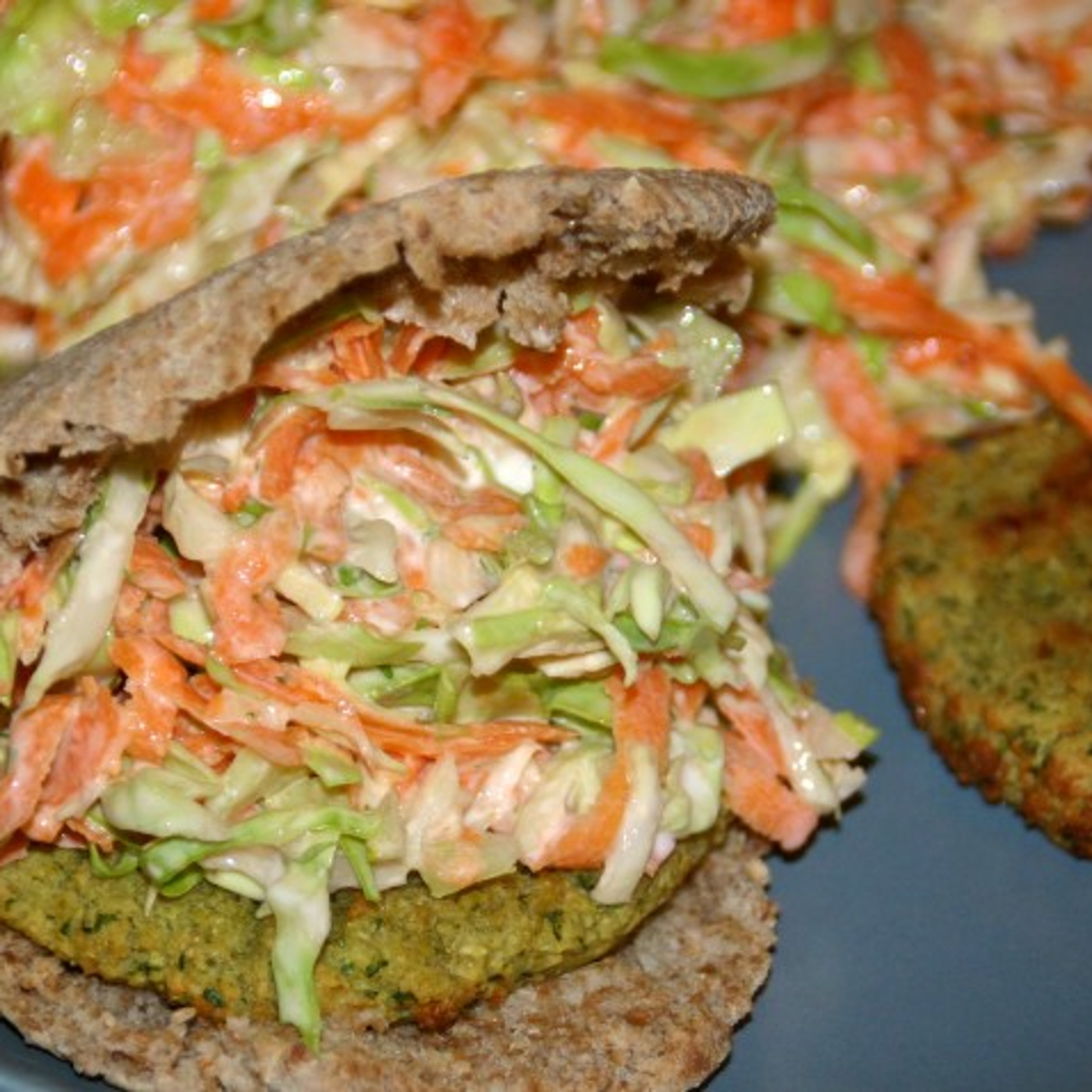 Bagt falafel i pita med coleslaw