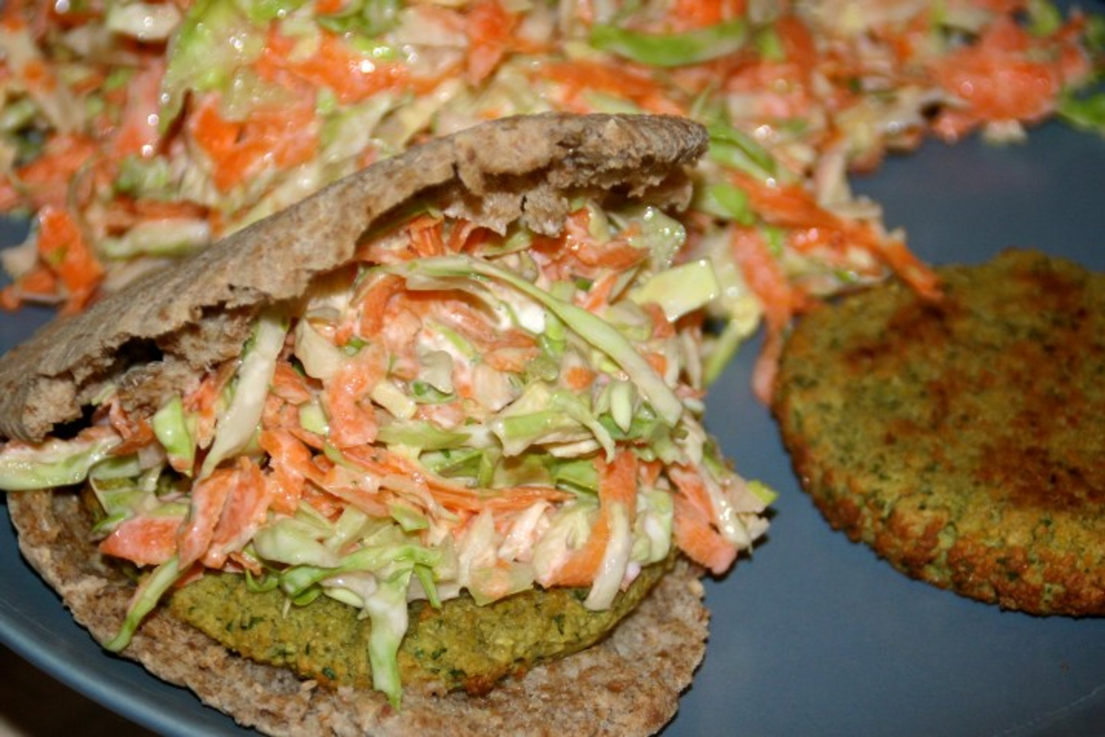 Bagt falafel i pita med coleslaw