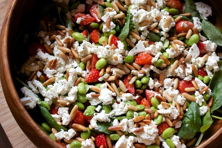 Ciderkylling, jordbærsalat med spinat og feta, samt nye kartofler og hvidløgssmør