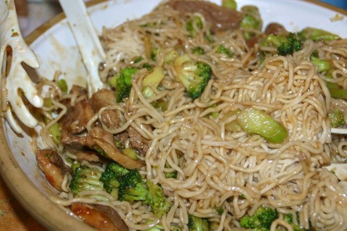 Lynstegt and med nudler og broccoli