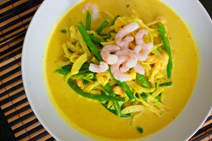 Karrysuppe med hvidkål, grønne bønner og valgfri protein