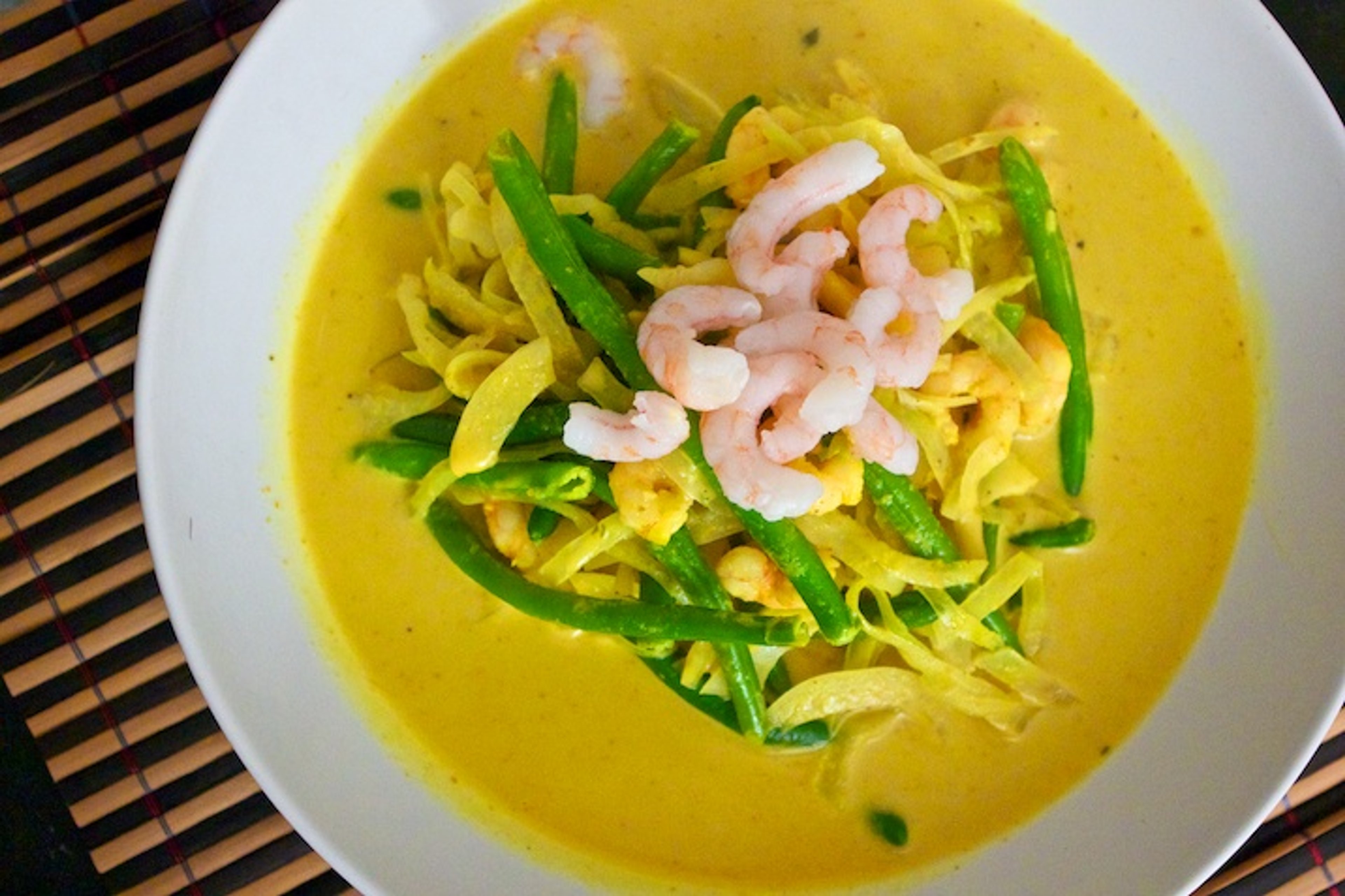 Karrysuppe med hvidkål, grønne bønner og valgfri protein