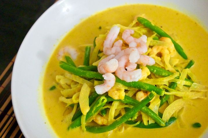 Karrysuppe med hvidkål, grønne bønner og valgfri protein