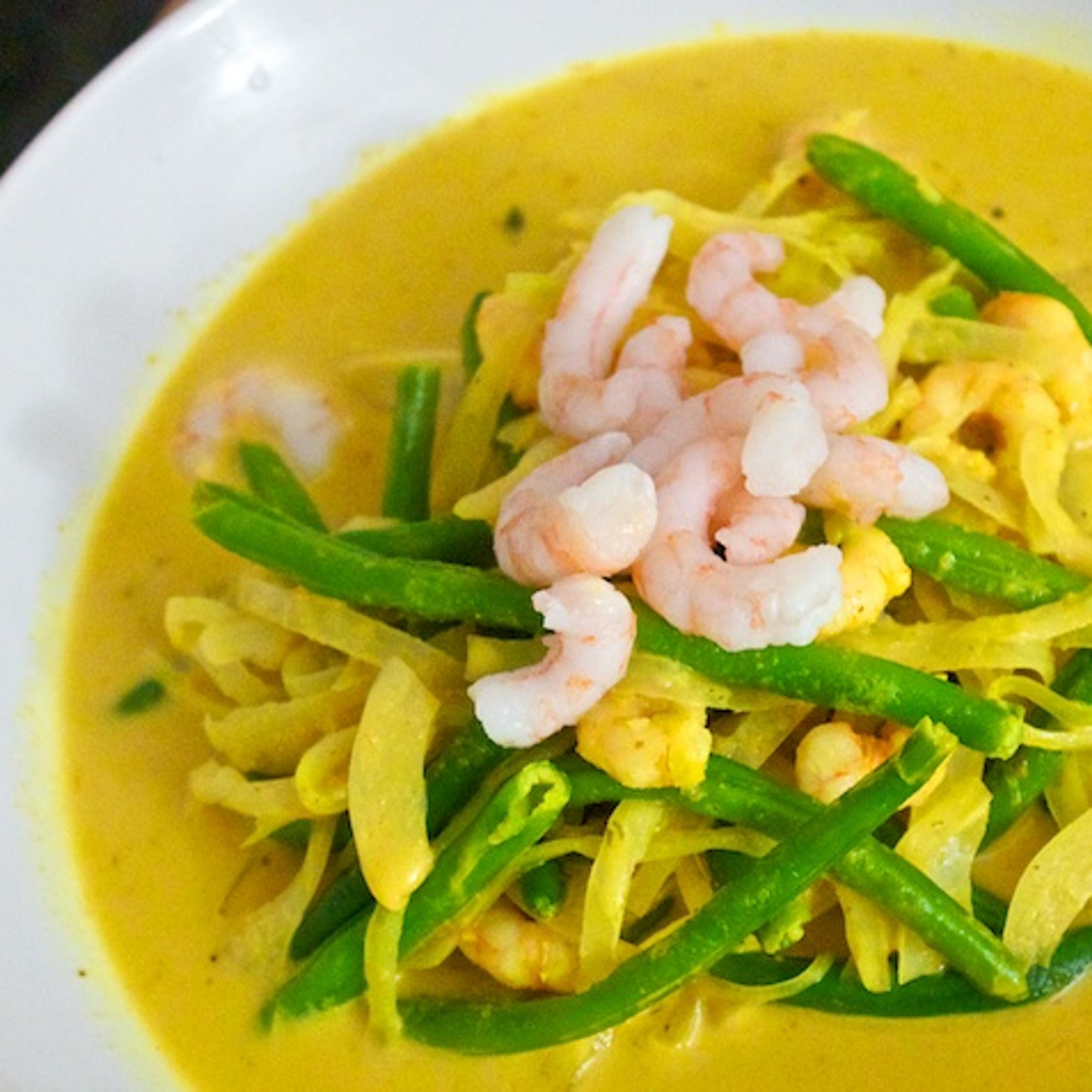 Karrysuppe med hvidkål, grønne bønner og valgfri protein