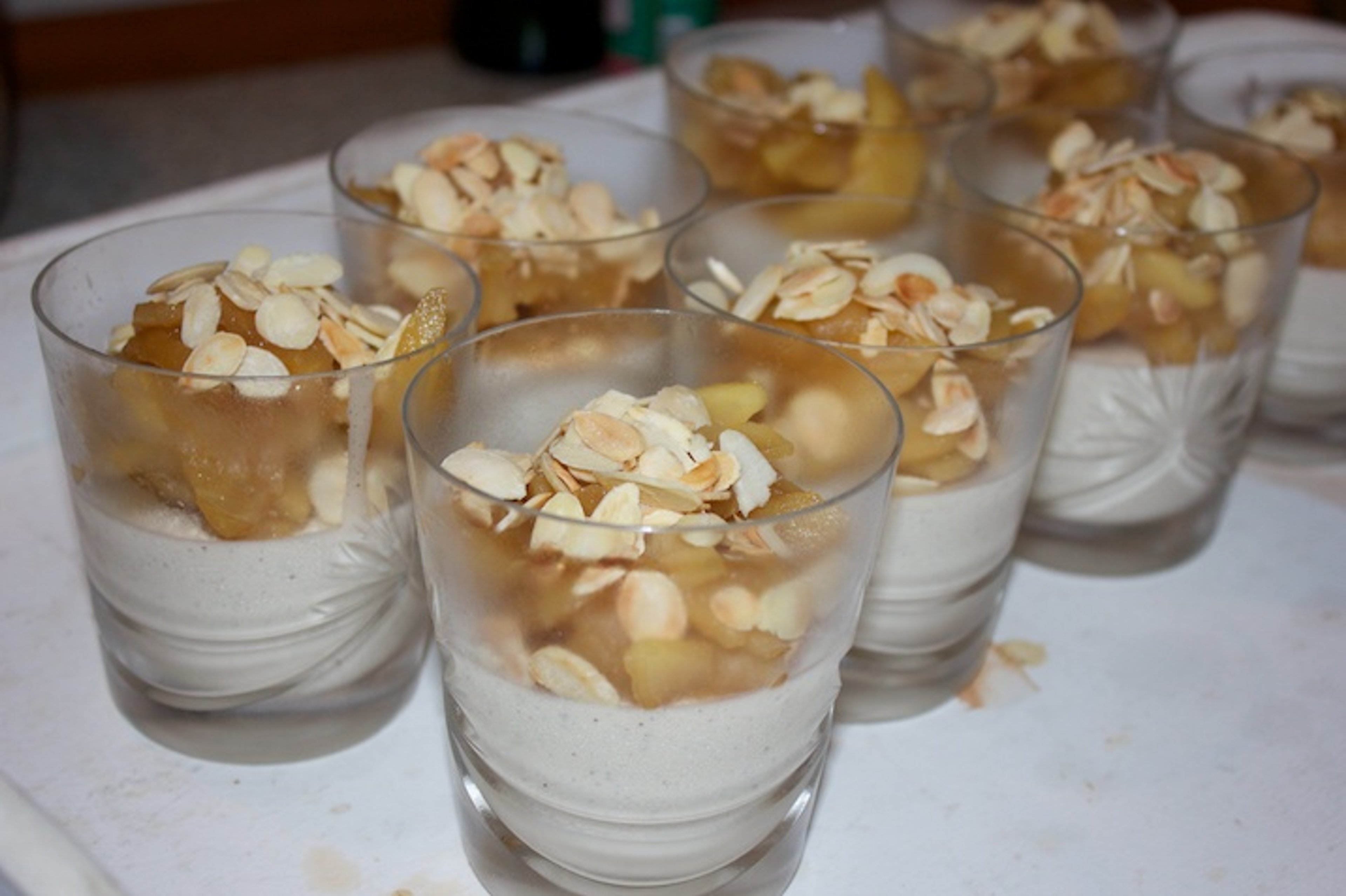 Panna cotta med krydrede æbler