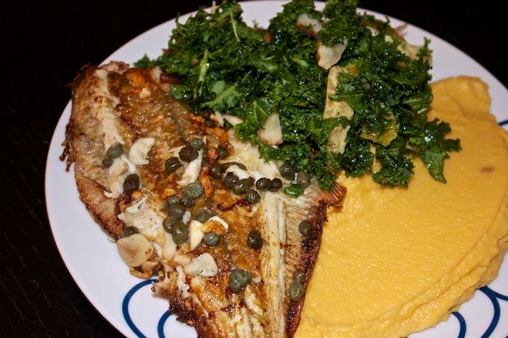 Helstegte fladfisk, sød blomkålsmos samt grønkål med jordskokker og appelsin