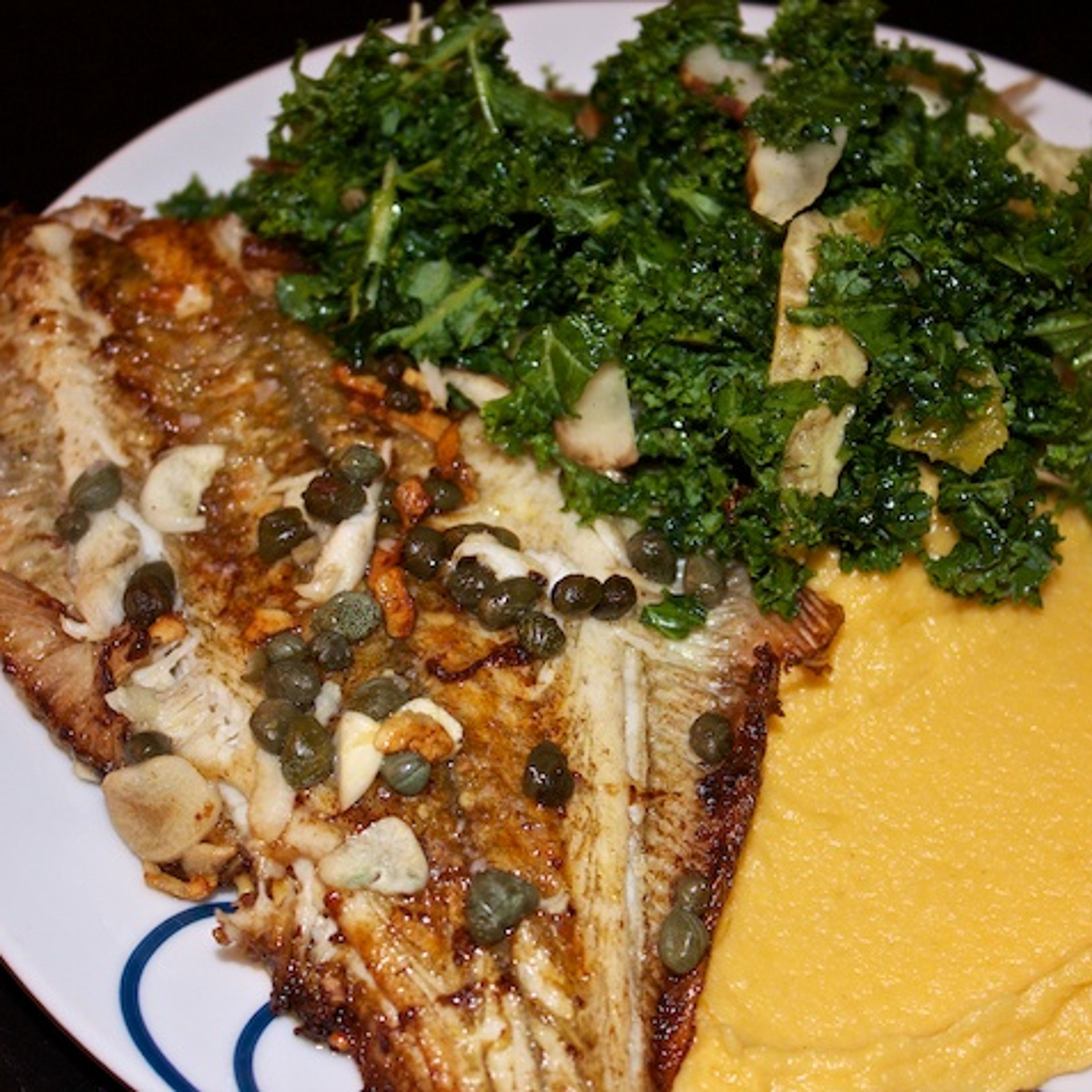 Helstegte fladfisk, sød blomkålsmos samt grønkål med jordskokker og appelsin