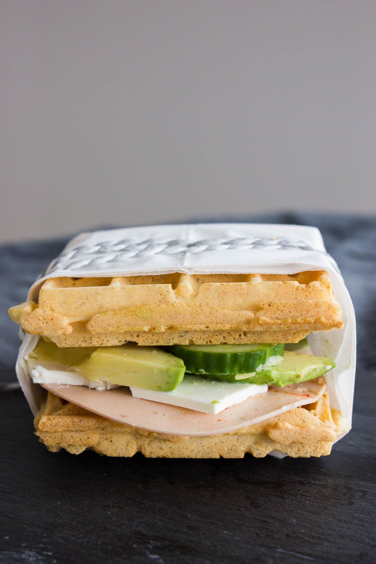 Vaffelsandwich med veggie pålæg, avocado og feta