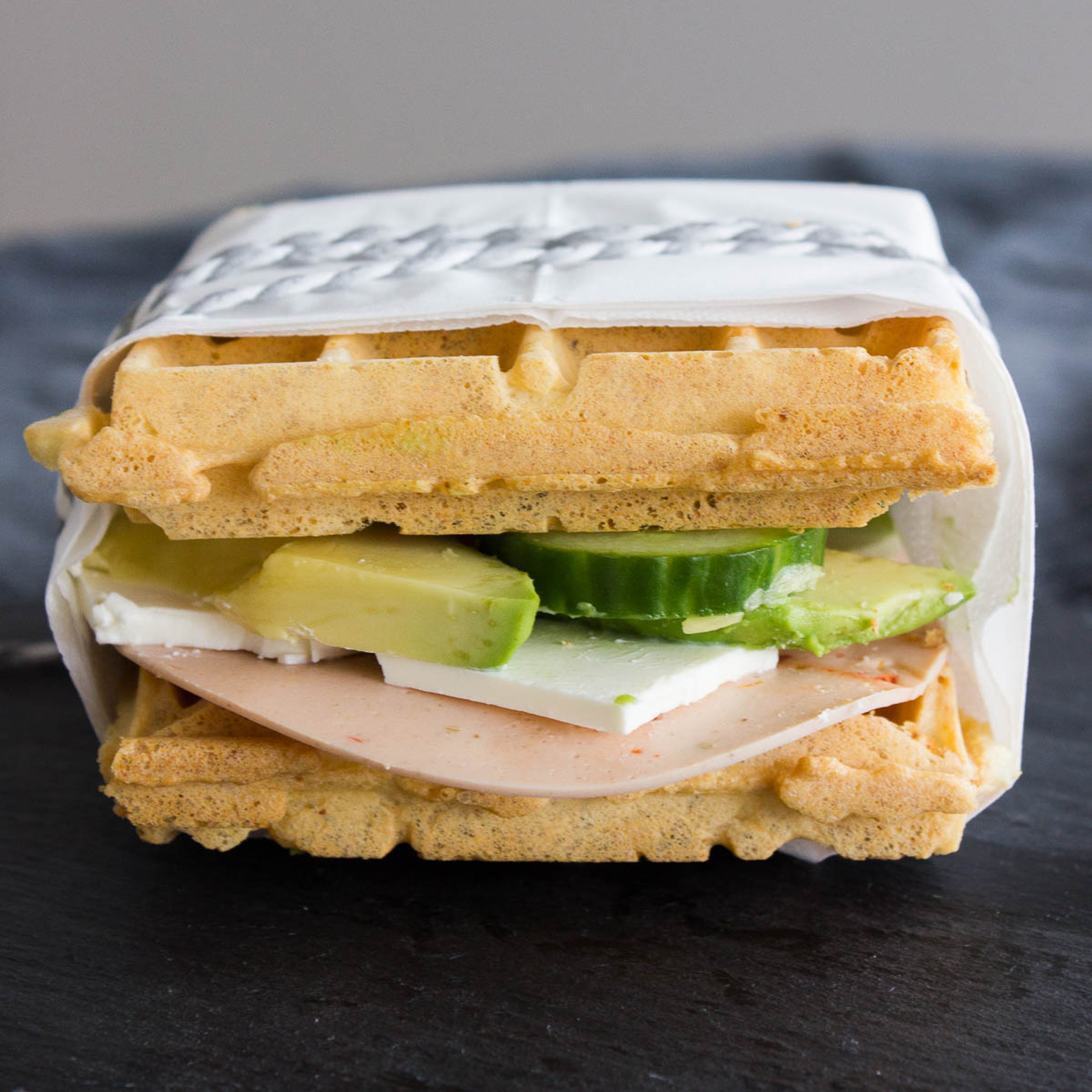Vaffelsandwich med veggie pålæg, avocado og feta