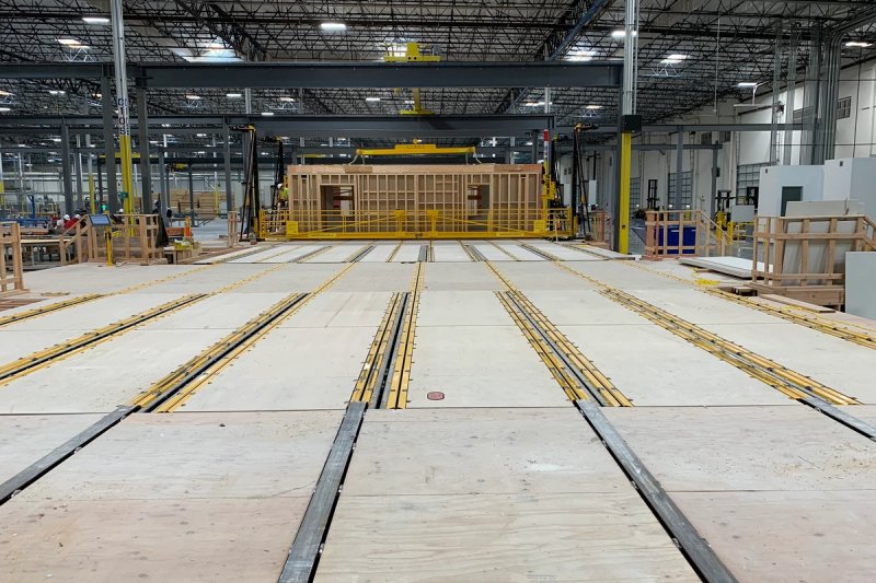Monteringsbanan som löper genom hallen i Volumetric Building Companies fabrik i Tracy, Kalifornien