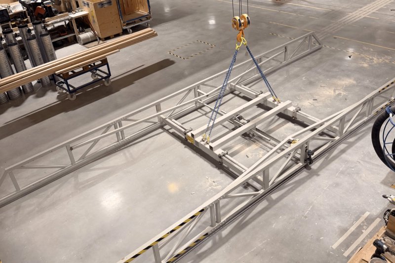 Cassette Lift-oket hängande i traversen i Lindbäcks fabrik