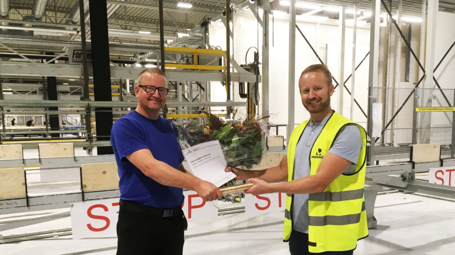 Jörgen Forsell receiving an award for the first complete delivery to Lindbäcks