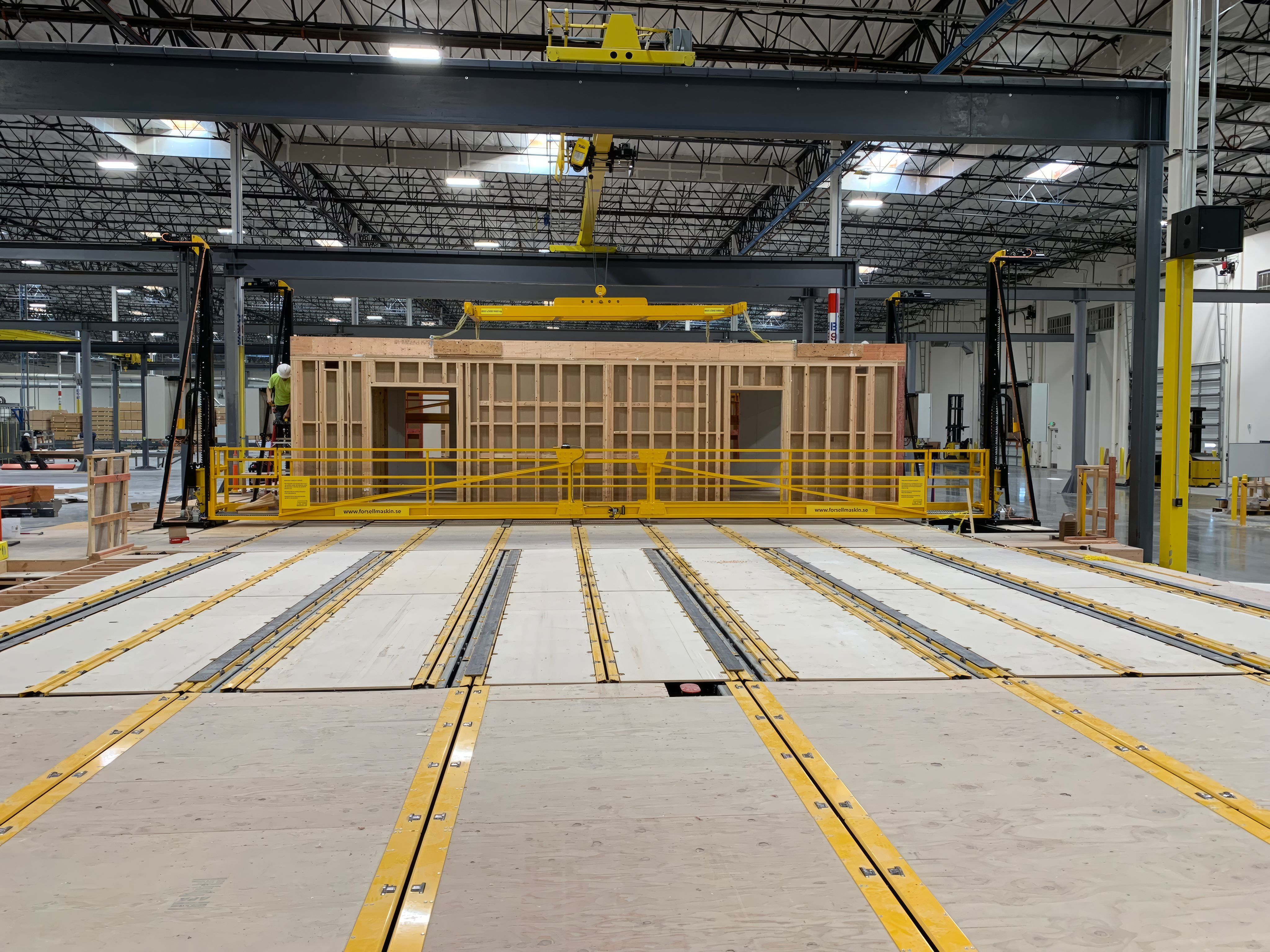 Vertiaccess Rail-plattformar på var sida om monteringsbanan i Volumetric Building Companies fabrik