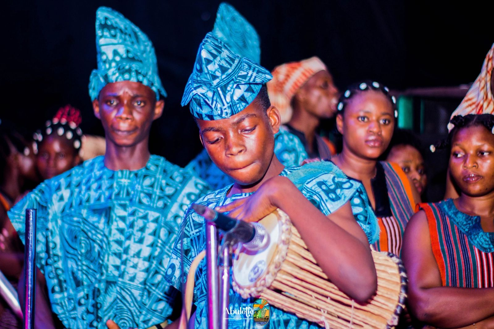 Young musicians in aṣọ-òkè