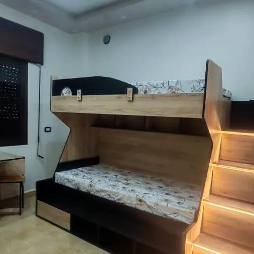 سرير طابقين للأطفال بدرج مضيء
