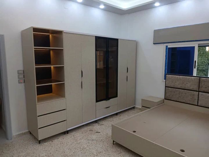 غرفة نوم مع دولاب وإضاءة رفوف — شهد للمفروشات في سلمية