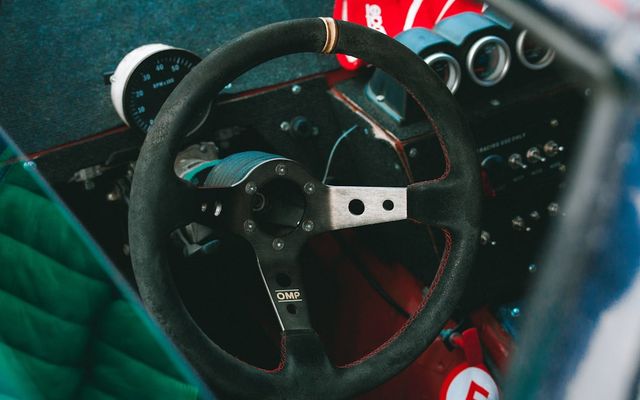 black vehicle steering wheel