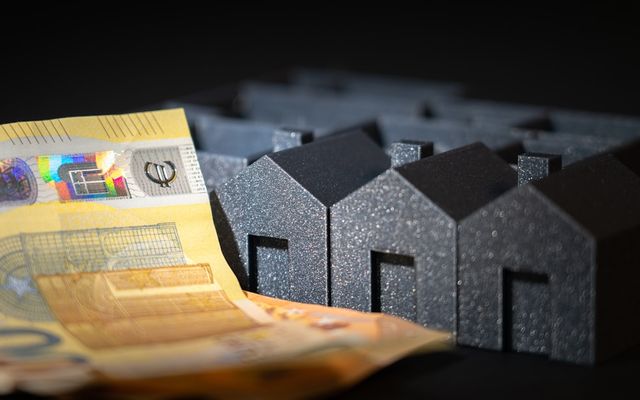 A bunch of houses sitting next to each other