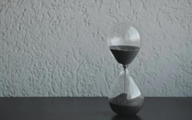 Hourglass with sand running, representing the time an Ohio personal injury case takes to resolve