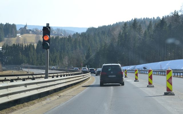 Traffic light signals construction zone on a highway.